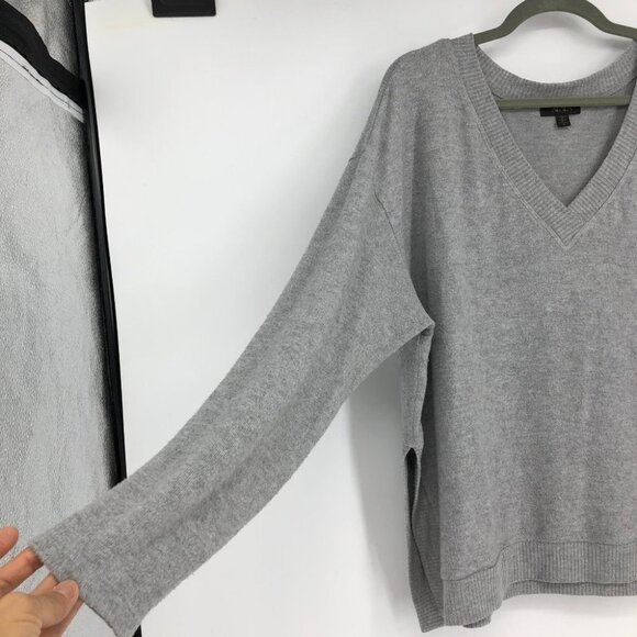 Alala Wander Sweatahirt light grey heathered v-neck Rib trim  side slits 1x - Picture 8 of 16